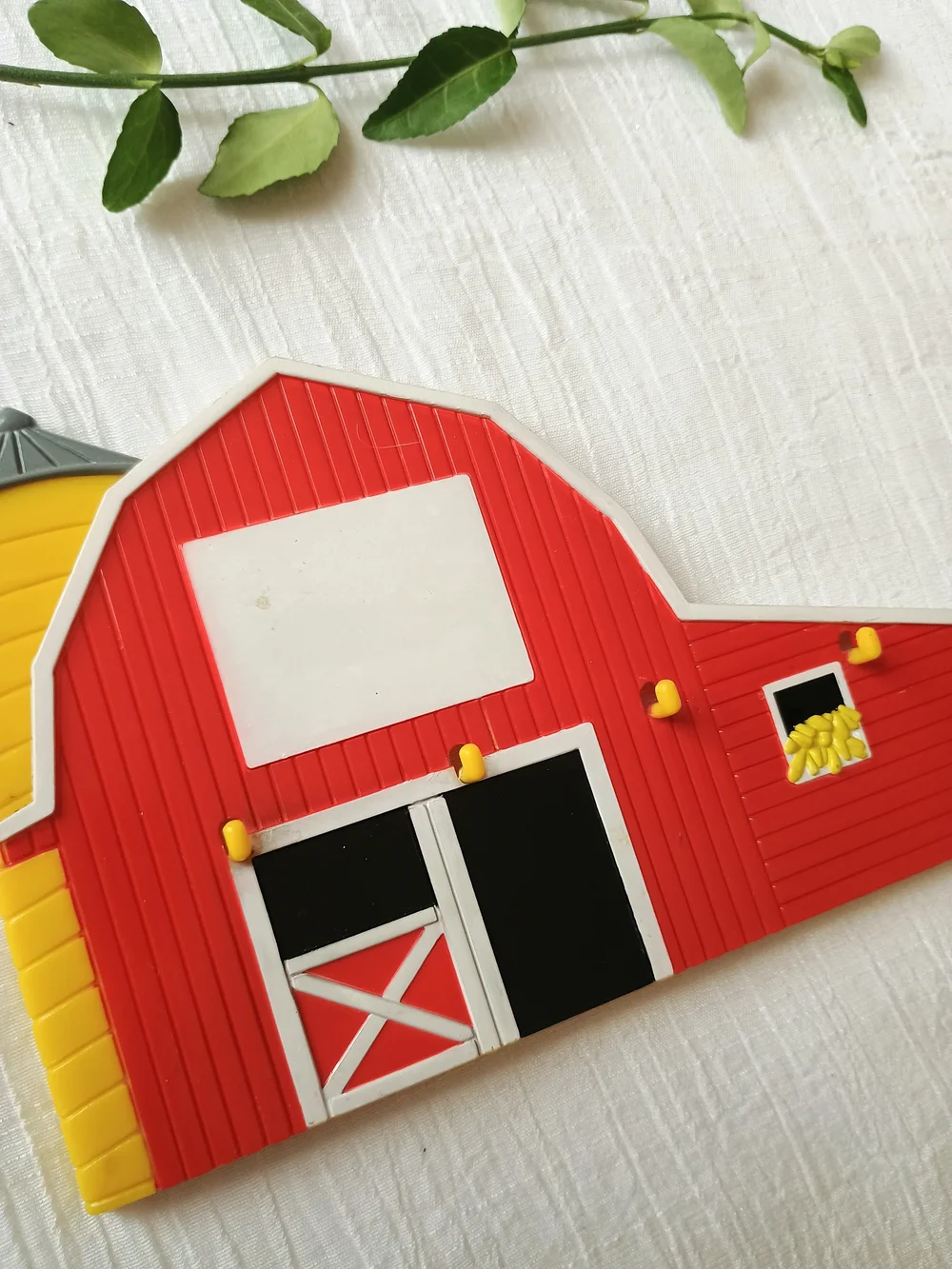 🌽 FARM CORE 🌽 VtG 80s-90s Molded Plastic Barn Wall Hanging Magnet, Kitchen Org